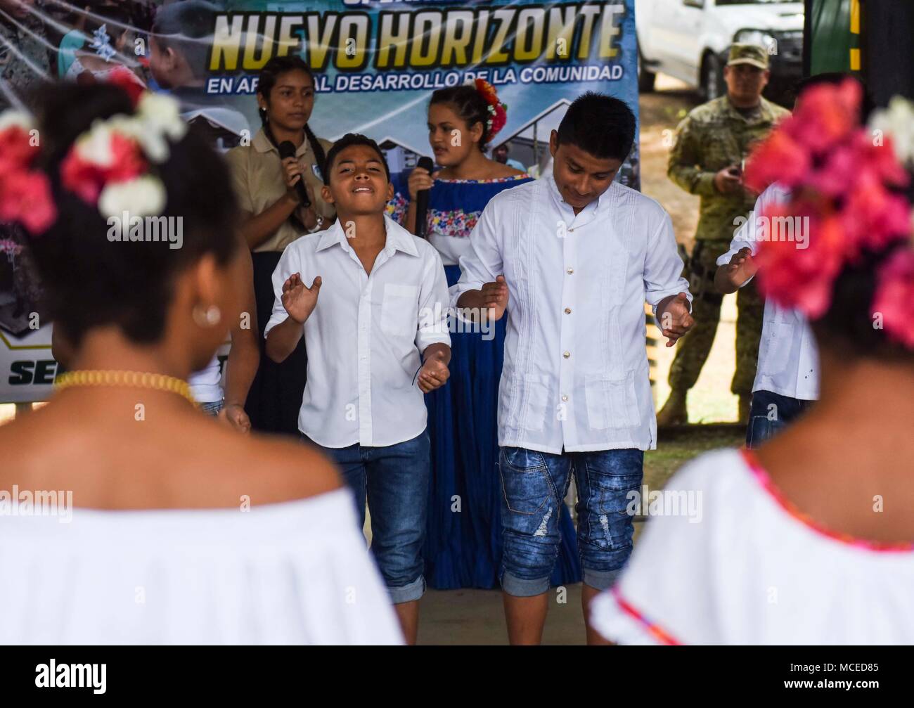 I bambini da una scuola locale a Metetí, Panama, eseguire una danza per gli ospiti alla cerimonia di apertura per esercitare Nuovi Orizzonti 2018, 11 aprile 2018. I rappresentanti del Ministero della Pubblica Istruzione, Ministero della Salute ministero della Sicurezza, il governo di Panama, il sindaco di Metetí, e il comandante del 346 Aria gruppo expeditionary che l'esercizio scende al di sotto, Col. Darren Ewing, ha preso parte alla cerimonia che ha visto la partecipazione di circa 150 membri della comunità. Il joint-esercizio di servizio fornirà deployment readiness training per i militari USA i membri, mentre anche a vantaggio delle comunità locali Foto Stock