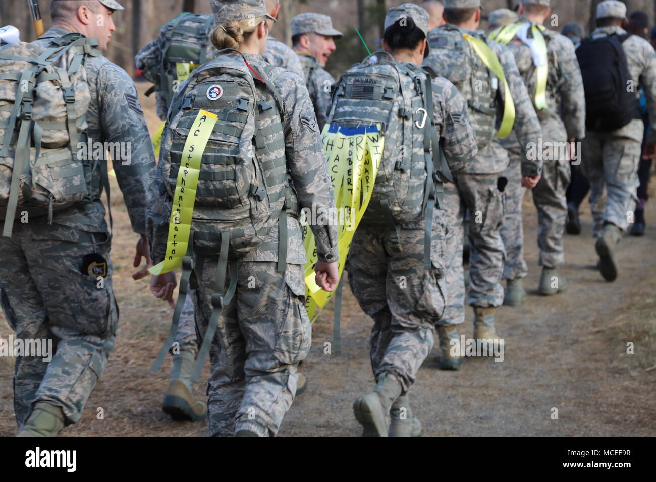 CONCORD, messa.-- aviatori da 102º Fighter Wing del Massachusetts National Guard entrato a far parte del gruppo di elite di 1.000 militari, i soccorritori e i civili in aprile 14, 2018 come essi rucked 26.2 miglia sulle strade di battaglia della guerra rivoluzionaria in onore dei caduti i membri del servizio, polizia, vigili del fuoco e EMTs, mentre la raccolta di fondi per i militari le famiglie nel bisogno. Il robusto Ruck è una soluzione ospitata in partenariato con la Boston Athletic Association/Boston Marathon. (Massachusetts National Guard foto di esercito Sgt. 1. Classe Laura Berry) Foto Stock