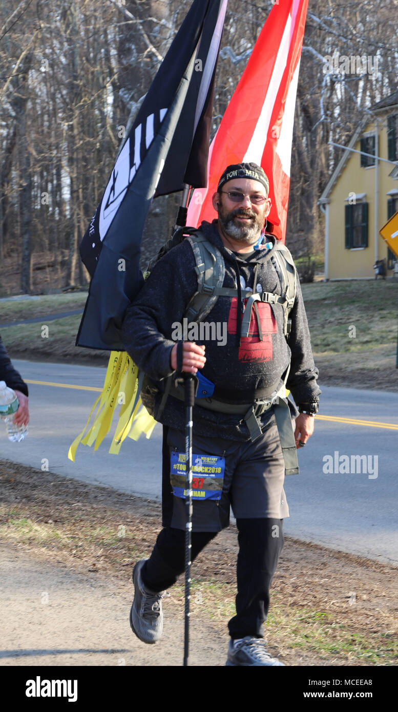 CONCORD, messa.-- un gruppo di 1.000 militari, i soccorritori e i civili di partecipare nel 2018 dura Ruck on April 14, 2018 in concordia, messa. Questo gruppo si ruck 26.2 miglia sulle strade di battaglia della guerra rivoluzionaria in onore dei caduti i membri del servizio, polizia, vigili del fuoco e EMTs, mentre la raccolta di fondi per i militari le famiglie nel bisogno. Il robusto Ruck è una soluzione ospitata in partenariato con la Boston Athletic Association/Boston Marathon. (Massachusetts National Guard foto di esercito Sgt. 1. Classe Laura Berry) Foto Stock