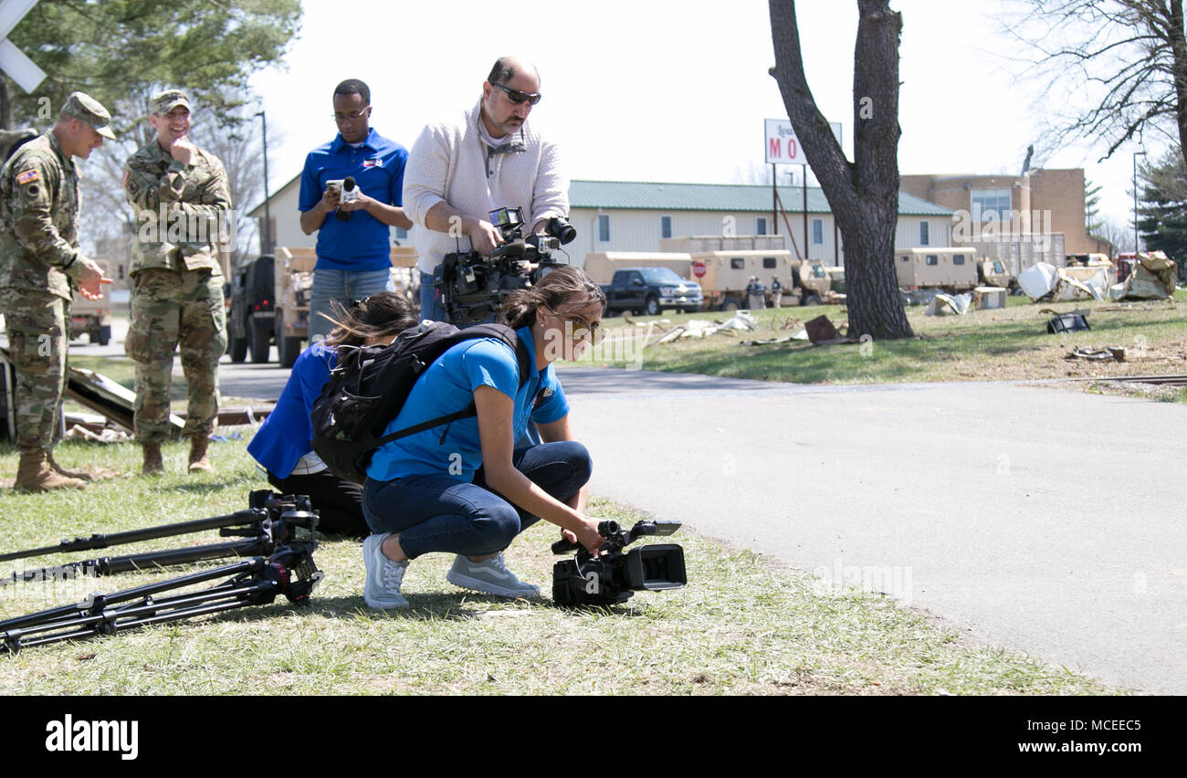 Rebecca Russell, un reporter di FOX17-West Michigan, pellicole b-roll durante la risposta custode 18's media day a Muscatatuck urbano del centro di formazione in Indiana il 13 aprile 2018. L'esercizio è legata alla risposta vibrante 18 e è la multi-componente ARNORTH catastrofe annuale di esercizio di risposta è progettato per convalidare quasi 5.200 militari e governativi il personale civile in caso di chimici, biologici, radiologici e nucleari (CBRN) disastro. (U.S. La Guardia Nazionale Foto di Sgt. Allen Griffith) Foto Stock