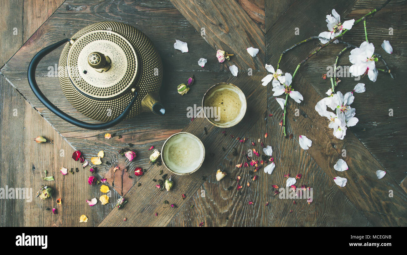 Piatto di laici tradizionali asiatici della cerimonia del tè disposizione, vista dall'alto Foto Stock