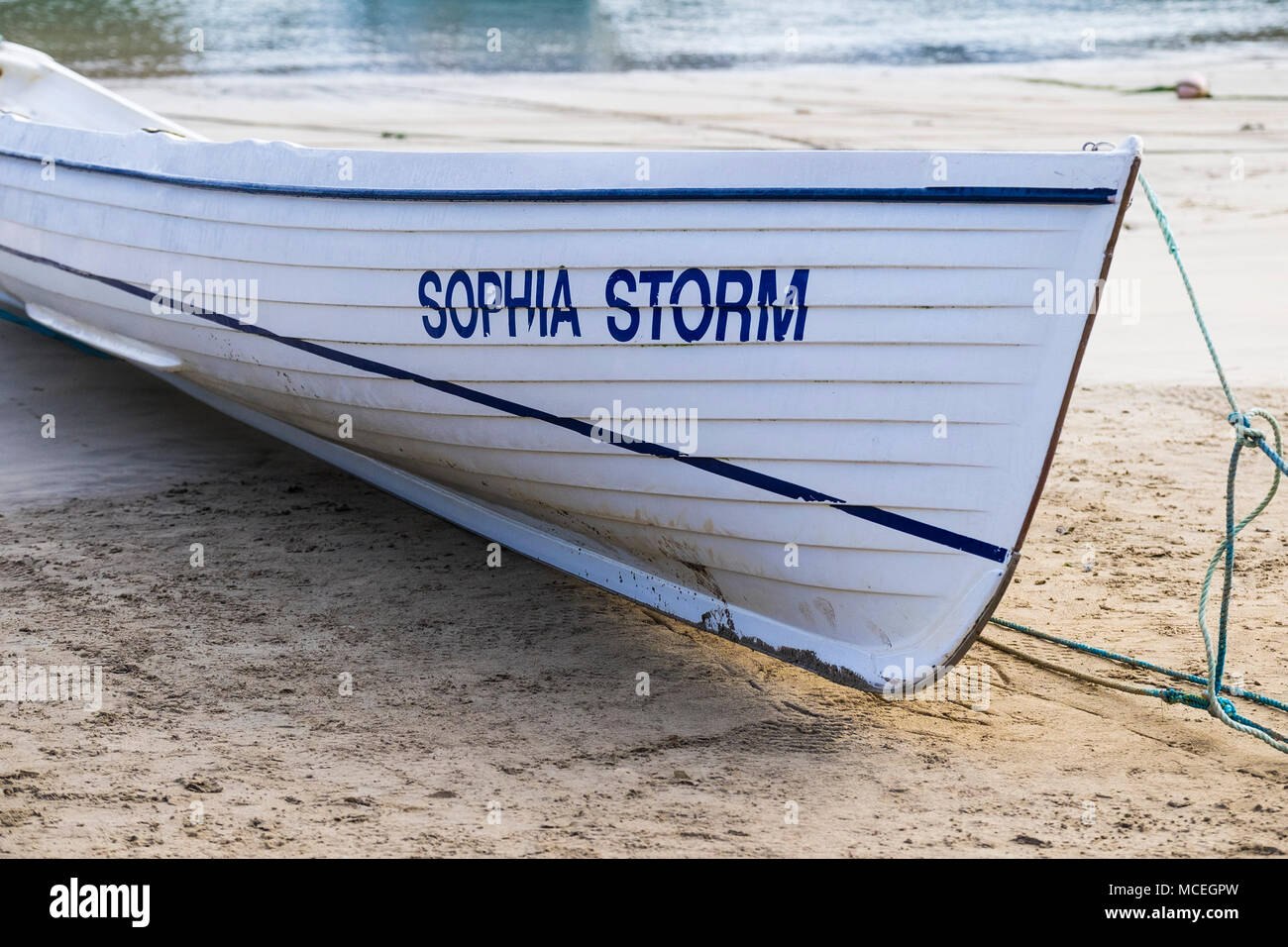 Sophia Storm un pilota di formazione Gig spiaggiata sulla sabbia a Newquay Harbour in Newquay Cornwall. Foto Stock