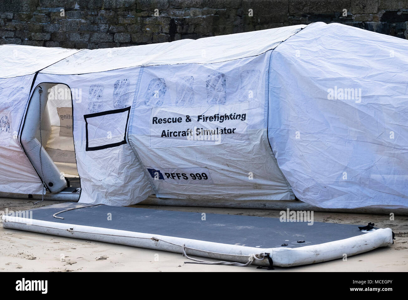 Un simulatore di velivoli di soccorso e antincendio utilizzato in un esercizio GMICE (Good Medicine in ambienti difficili) per incidenti importanti a Newquay Harbour Foto Stock