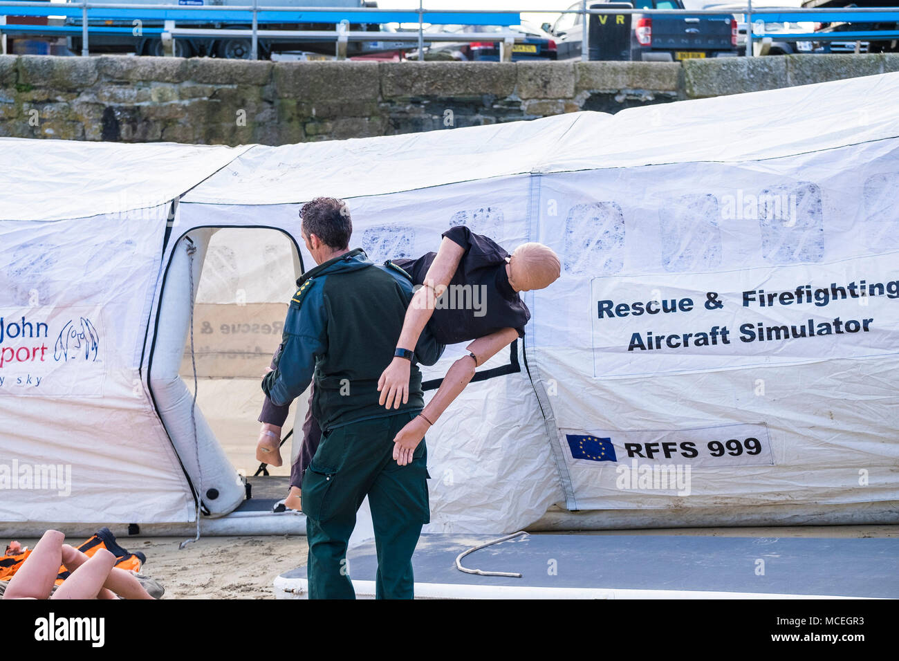 Un paramedico che trasportano un manichino in preparazione per la partecipazione a una GMICE (buona medicina in ambienti impegnativi) incidente principale esercizio di Ne Foto Stock