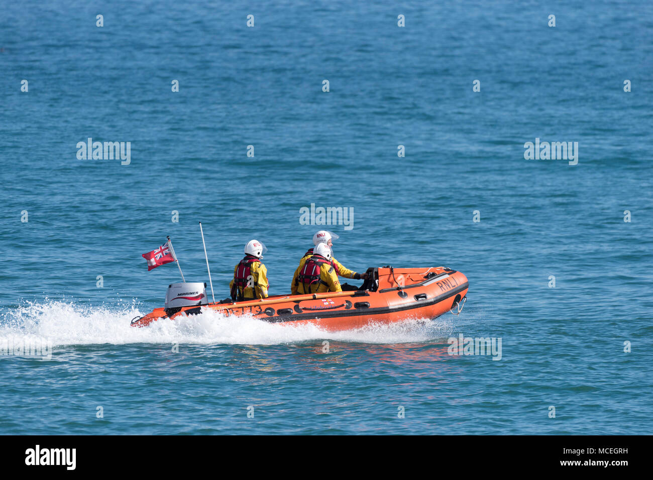 Un RNLI Costiera imbarcazioni di salvataggio e di equipaggio di volontari che partecipano a un GMICE (buona medicina in ambienti impegnativi) incidente grave esercizio Newquay. Foto Stock