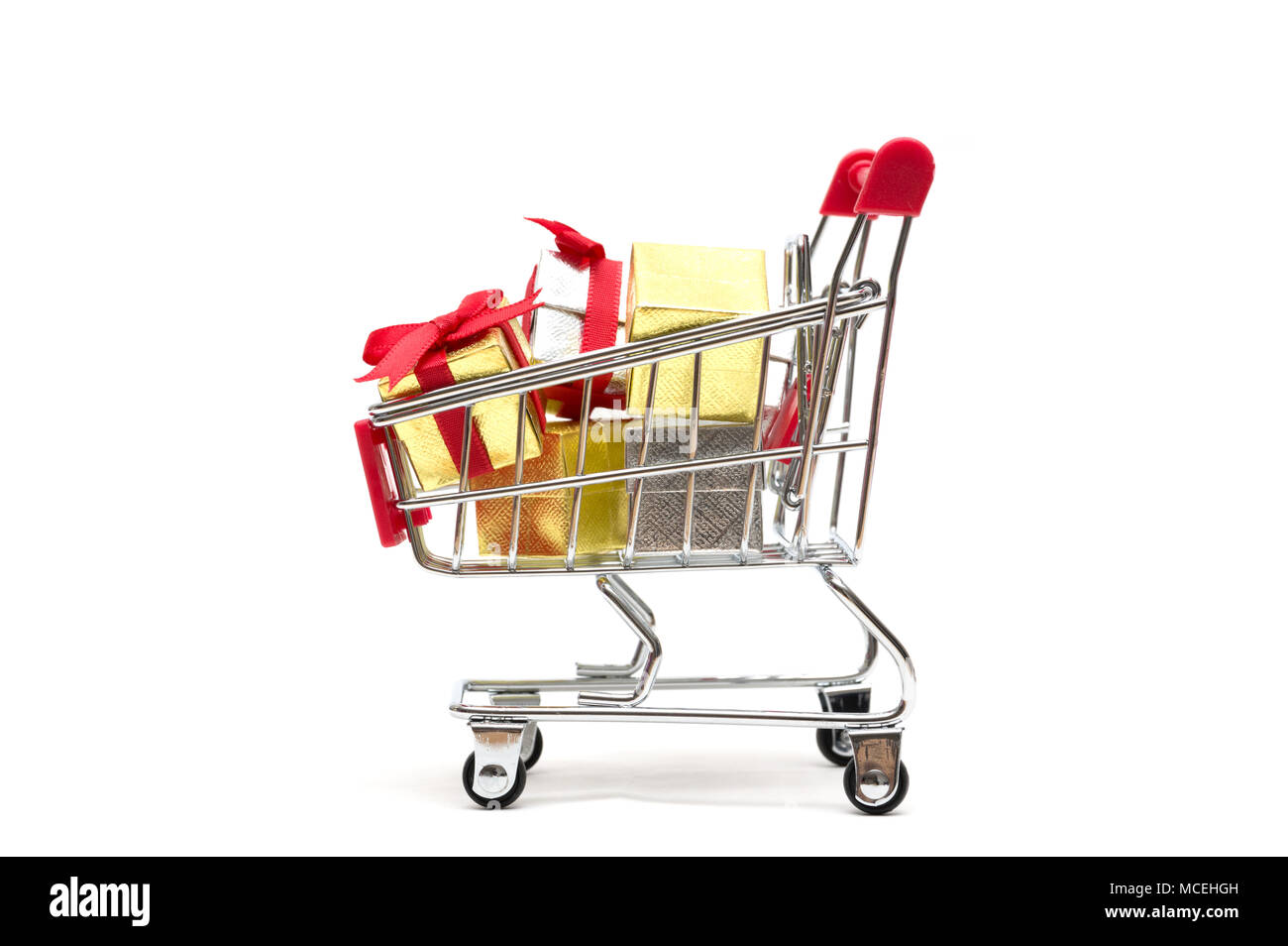 Confezione regalo e carrello su sfondo bianco : il concetto di economia Foto Stock