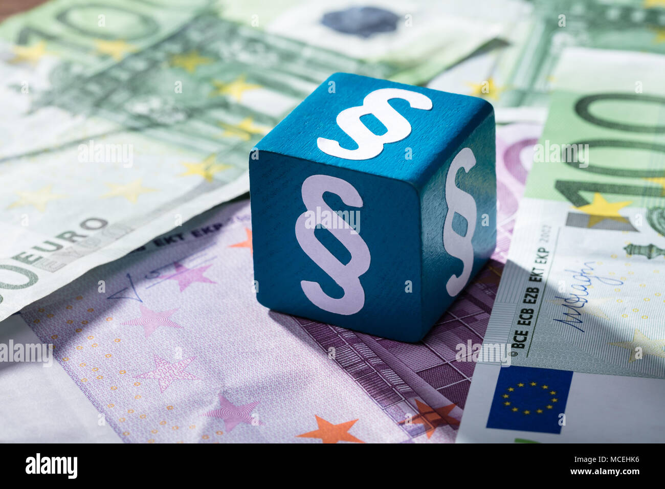 Punto di bianco di simboli sul blocco blu oltre le banconote in euro Foto Stock