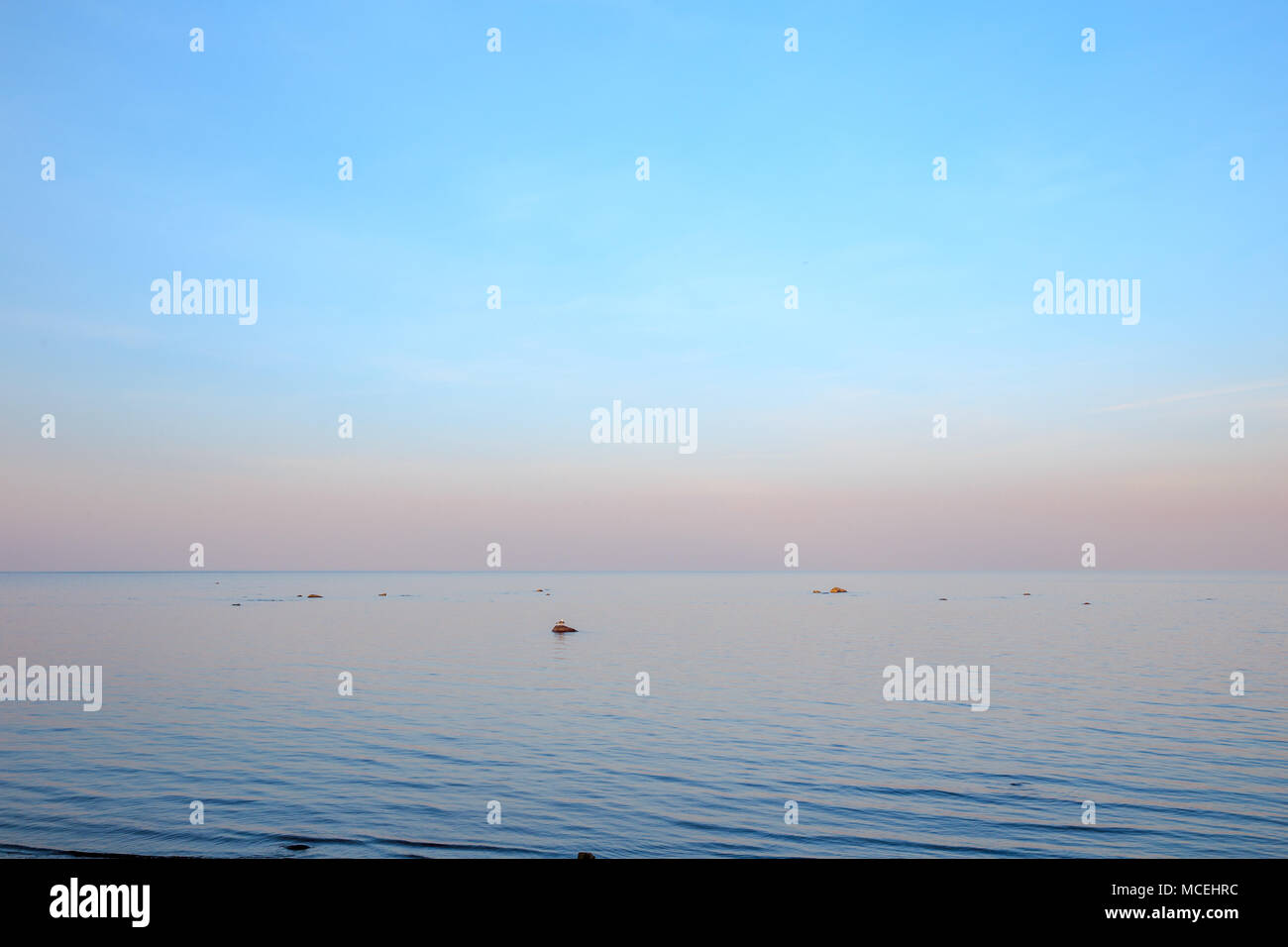 Panorama del bel tramonto sul mar baltico. Acquerello seascape con una dolce cielo blu prima del tramonto in calmo. Lettonia Foto Stock