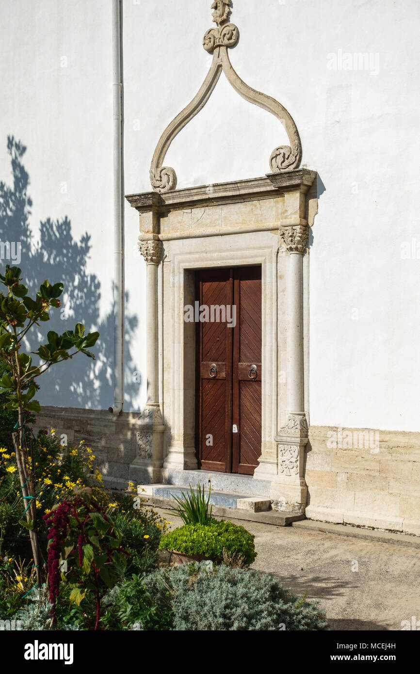 Una porta di legno con antichi framework architetturale, Grecia Foto Stock