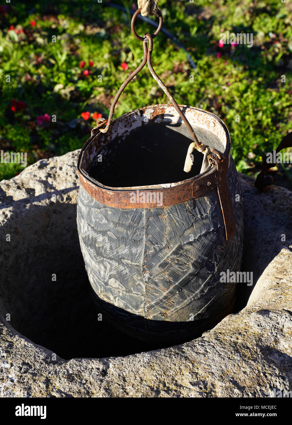 Tirando l'acqua dal pozzetto con benna di gomma Foto Stock