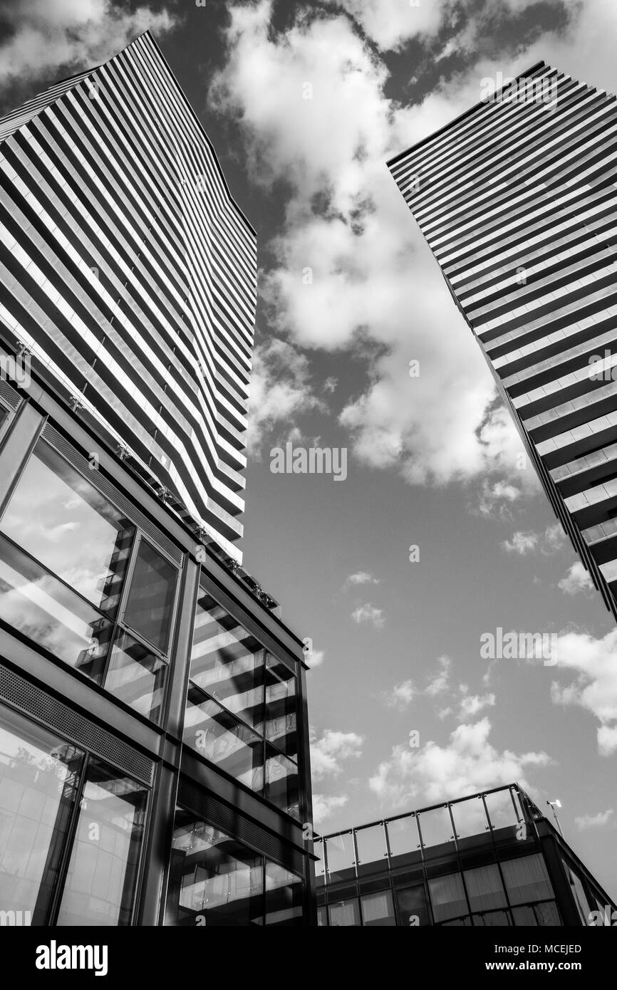Basso angolo di visualizzazione e moderno grattacielo contro sky, Toronto, Canada Foto Stock