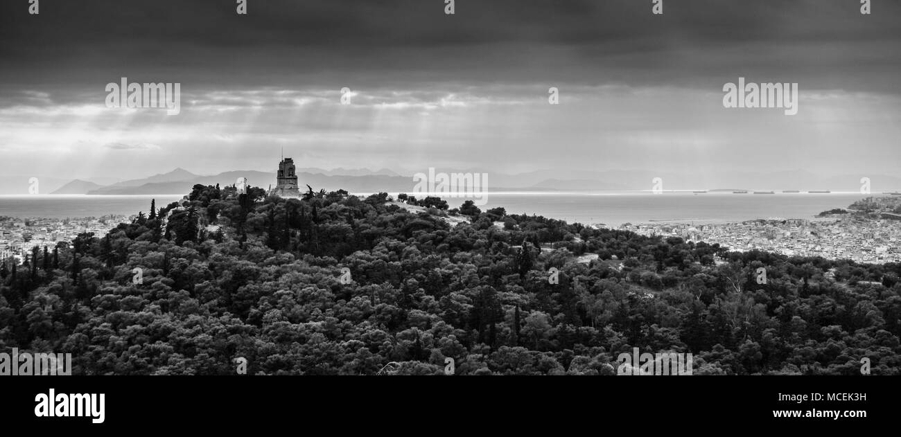 Vista panoramica della città di fiume e montagna, Atene, Grecia Foto Stock
