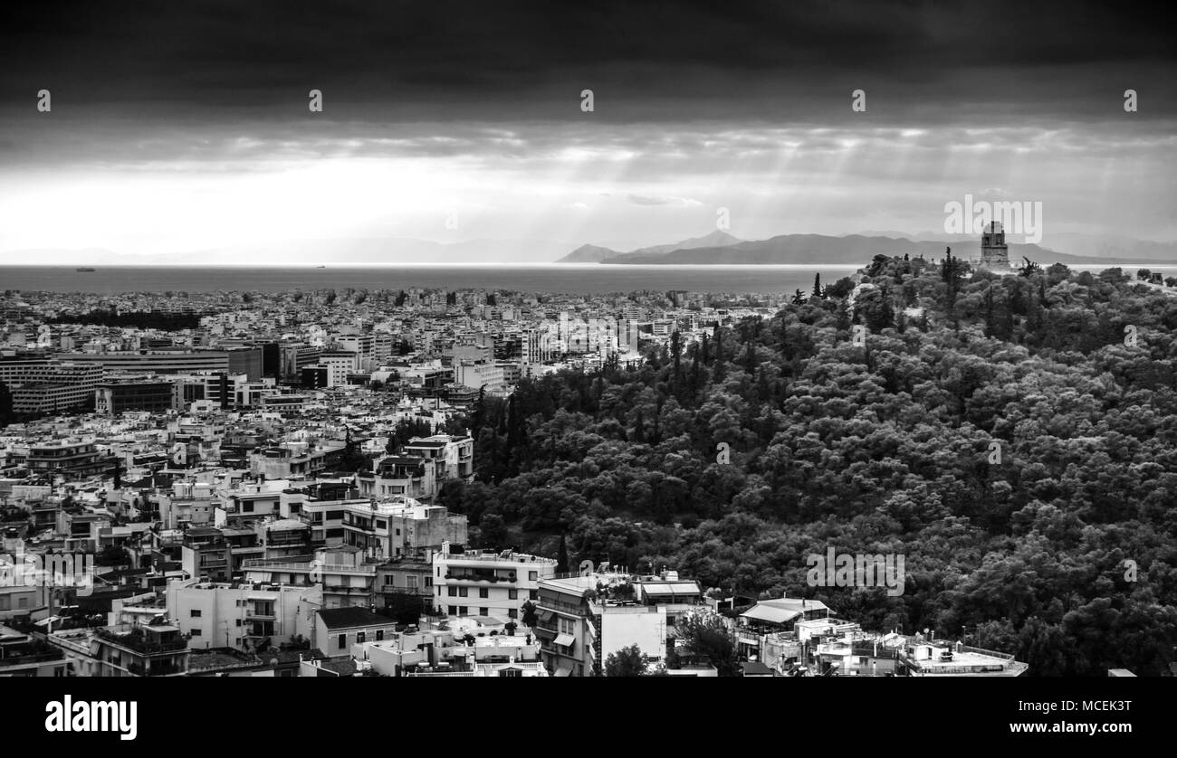 Vista panoramica della città con il mare e la montagna, Atene, Grecia Foto Stock