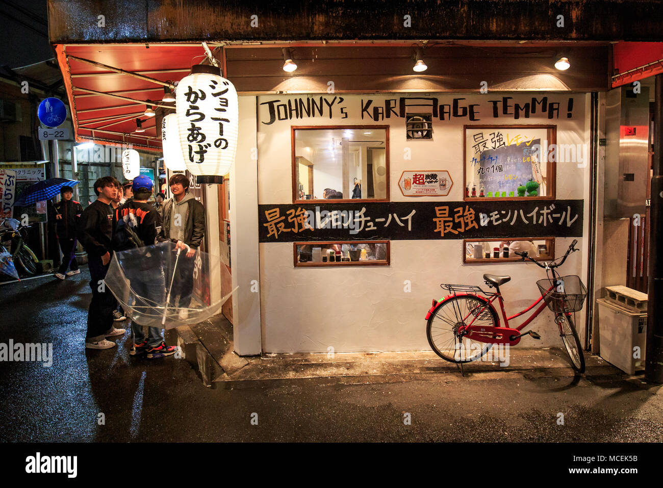 Osaka, Giappone - 14 Aprile 2018: giovani uomini in attesa di entrare in un ristorante Giapponese al Sabato notte Foto Stock