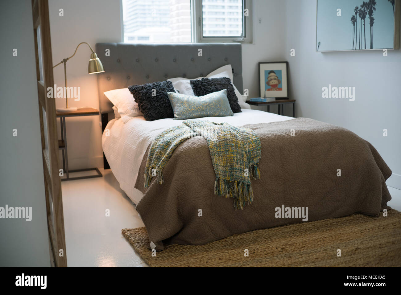 Interno della camera da letto accogliente in design moderno Foto Stock