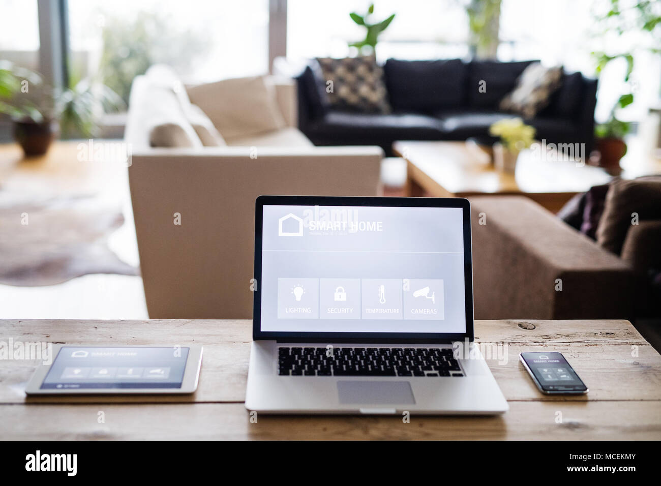 Un laptop, tablet e telefono con smart nella schermata Home. Foto Stock