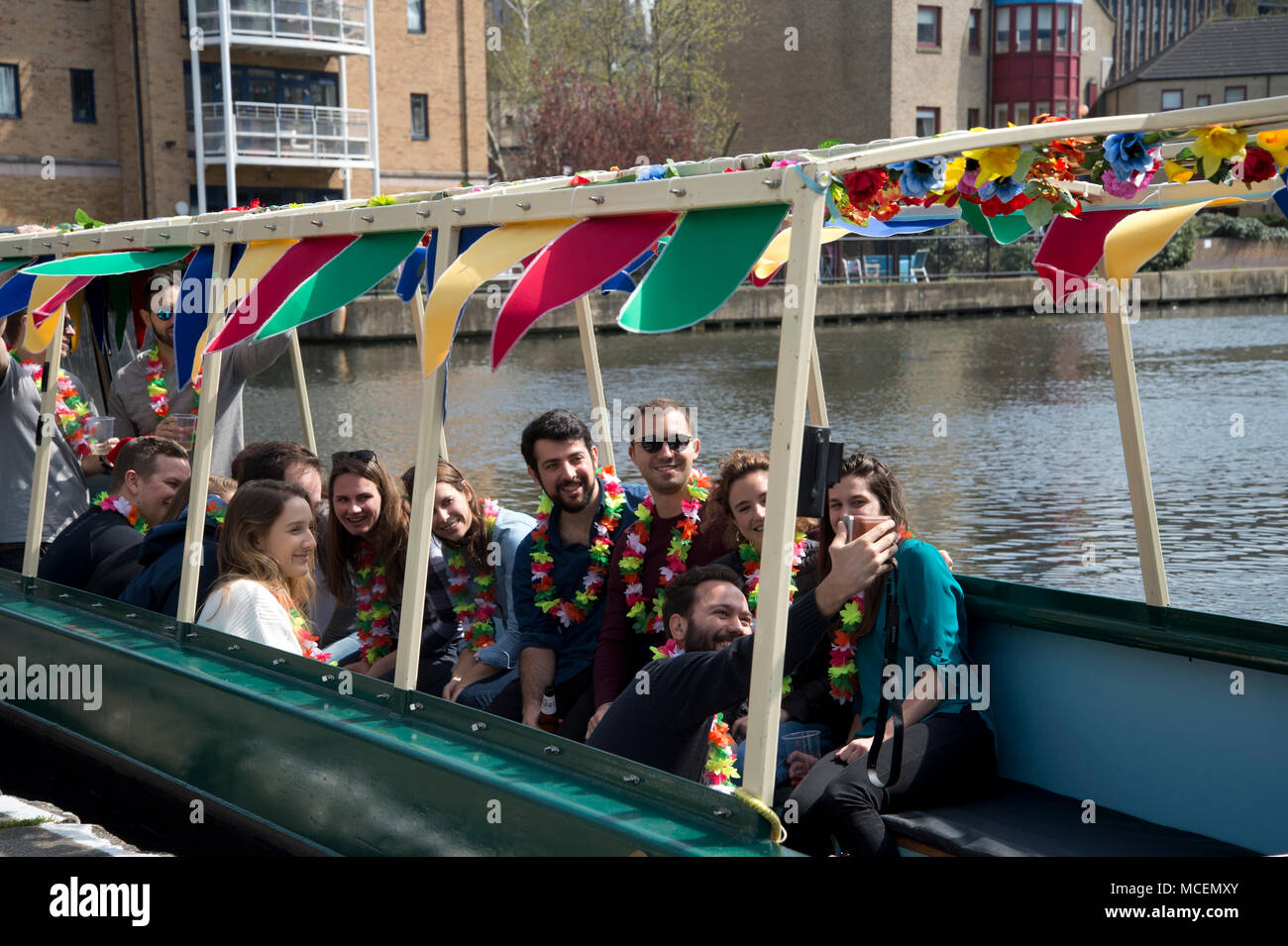 Islington, Londra. Parte barca sul Regents Canal. Foto Stock