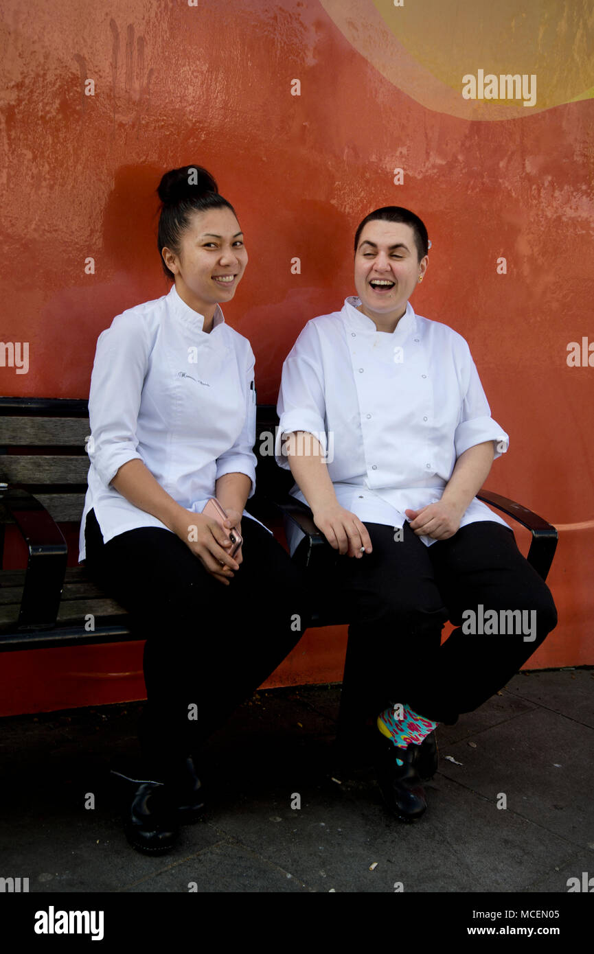 Hackney, Londra. Danielle e Honorine, il personale del ristorante Foto Stock