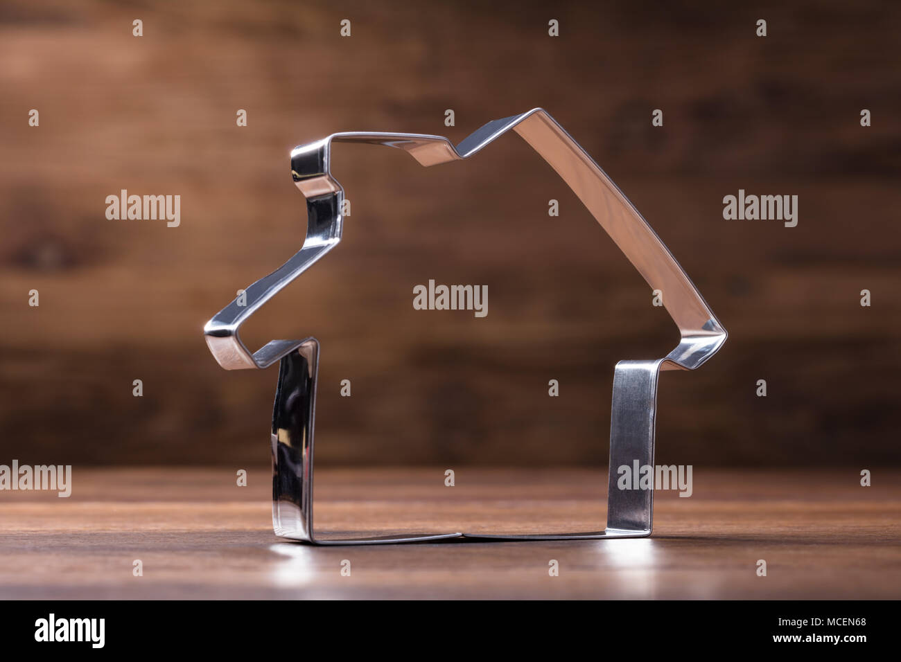 Ancora in vita di acciaio inox COLTELLO casa sulla scrivania in legno Foto Stock