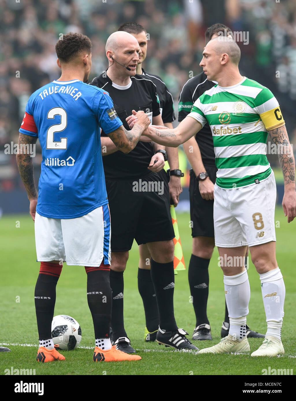 Bobby Refreee Madden con Rangers capitano James Tavernier (sinistra) e Celtic Scott Brown (destra) prima del William Hill Coppa Scozzese semi finale corrisponde all'Hampden Park, Glasgow. Foto Stock