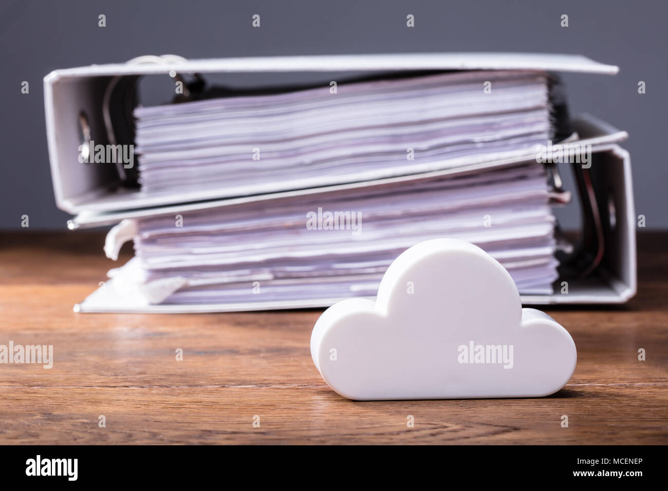 Close-up di nuvole blocco nella parte anteriore di cartelle sul tavolo di legno Foto Stock