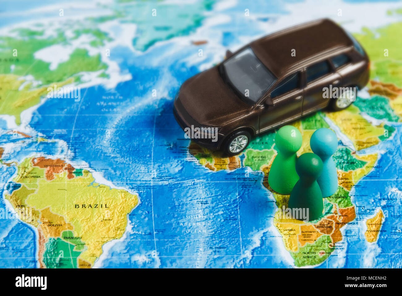 Viaggio su strada - Auto va sulla mappa. La via di corsa di automobile. Pianificazione di Active vacation, viaggio interessante Foto Stock