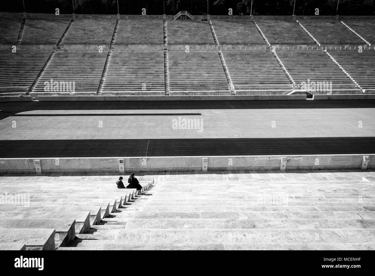 Angolo di alta vista di persone sulla bleachers, Atene, Grecia Foto Stock