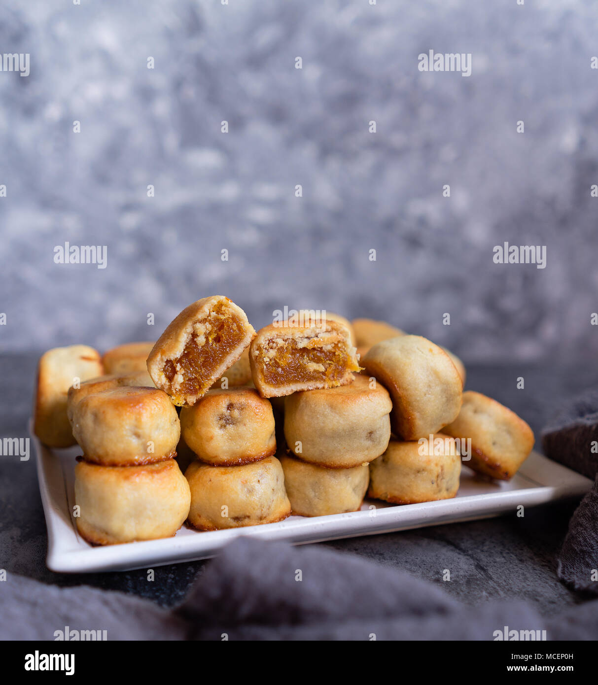 Crostata di ananas, biscotti riempito con marmellata di ananas Foto Stock