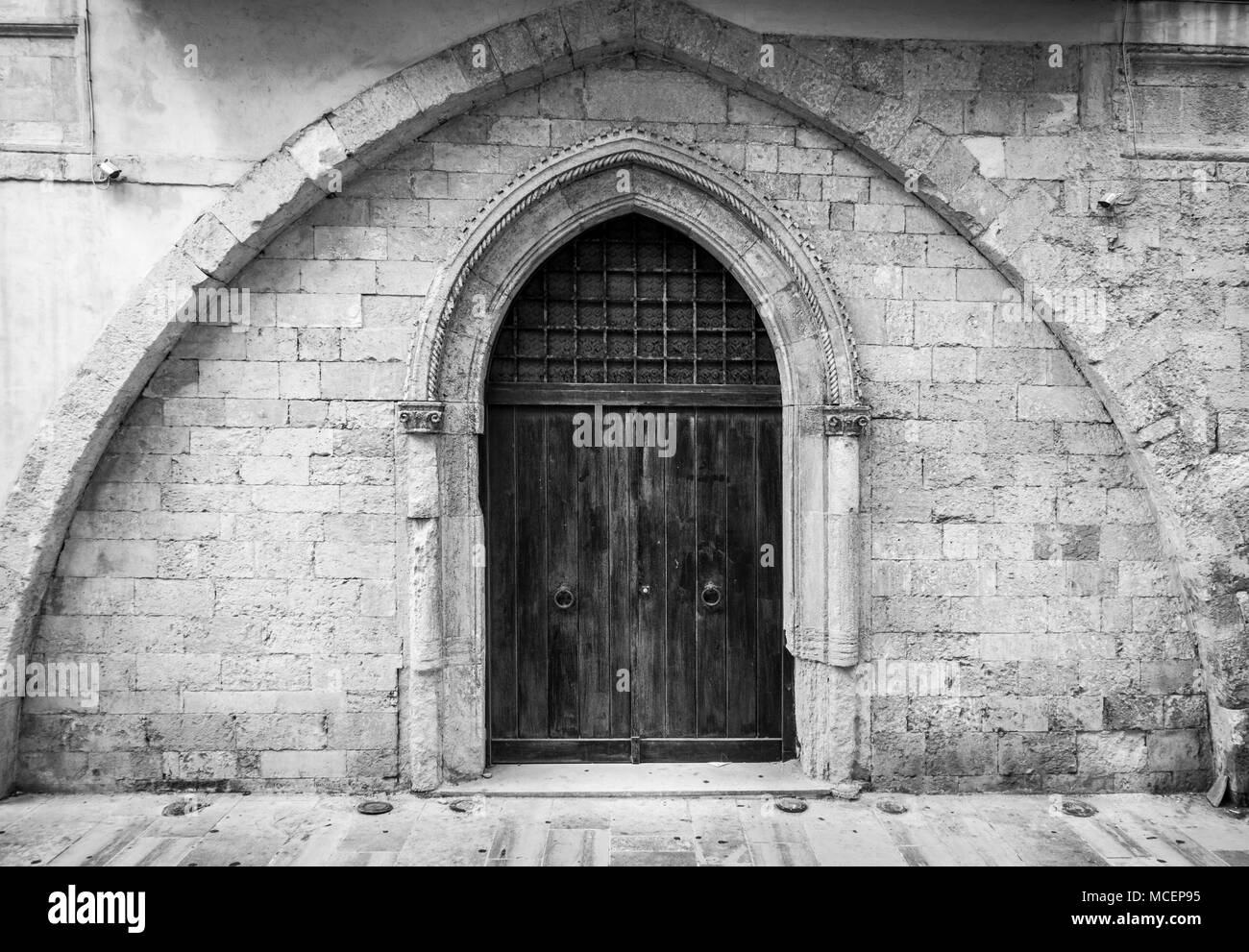 Porta ad arco con il vecchio muro, Heraklion, Grecia Foto Stock