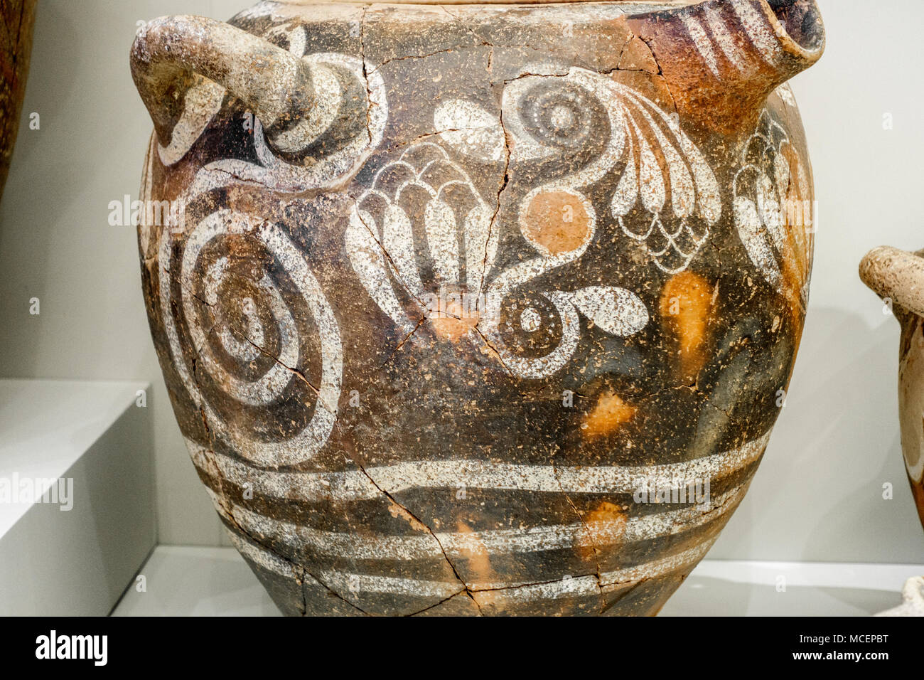 Close-up di incrinato pentola di coccio con manico e beccuccio, Grecia Foto Stock