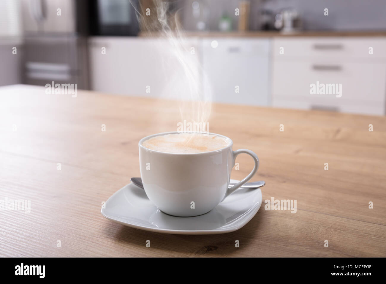 Close-up di caffè caldo sulla scrivania in legno Foto Stock