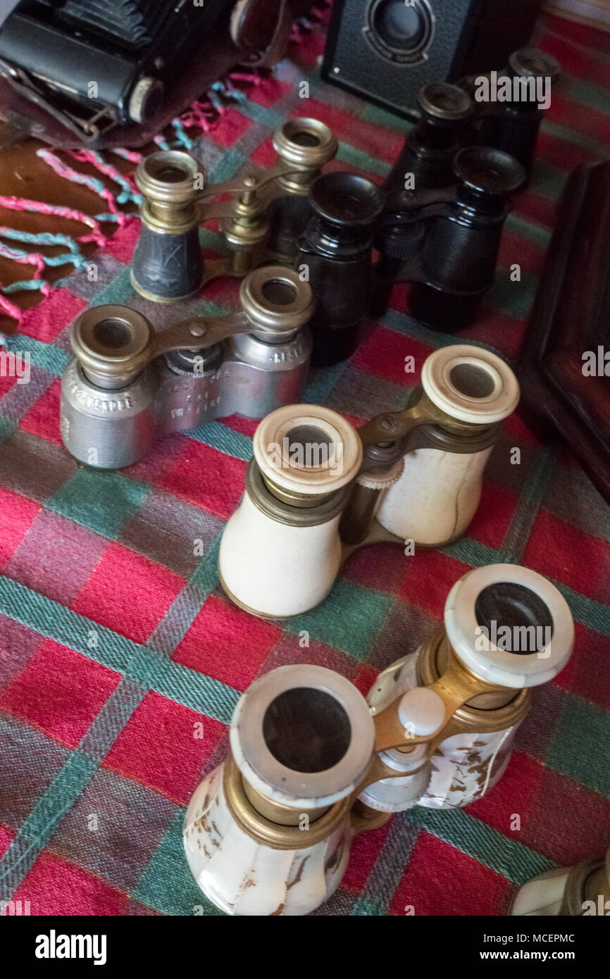 Vista superiore del binocolo su un tavolo, Bretagna, Francia, Europa Foto Stock