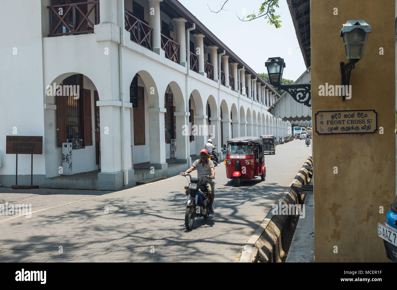 I veicoli che viaggiano su strada vicino ospedale olandese Shopping, Galle, Sri Lanka, in Asia. Foto Stock