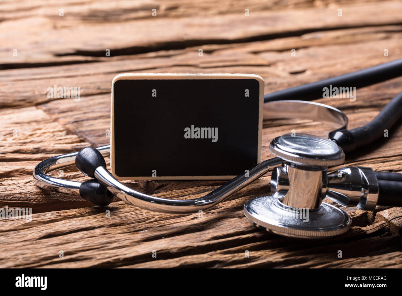 Close-up di zero e uno stetoscopio su sfondo di legno Foto Stock