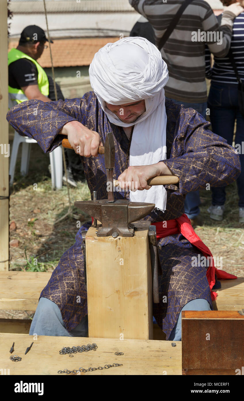 Goren lo, Israele - Aprile: 7,2018 Fabbro presso l'International Cavalieri Festival in Israele Foto Stock