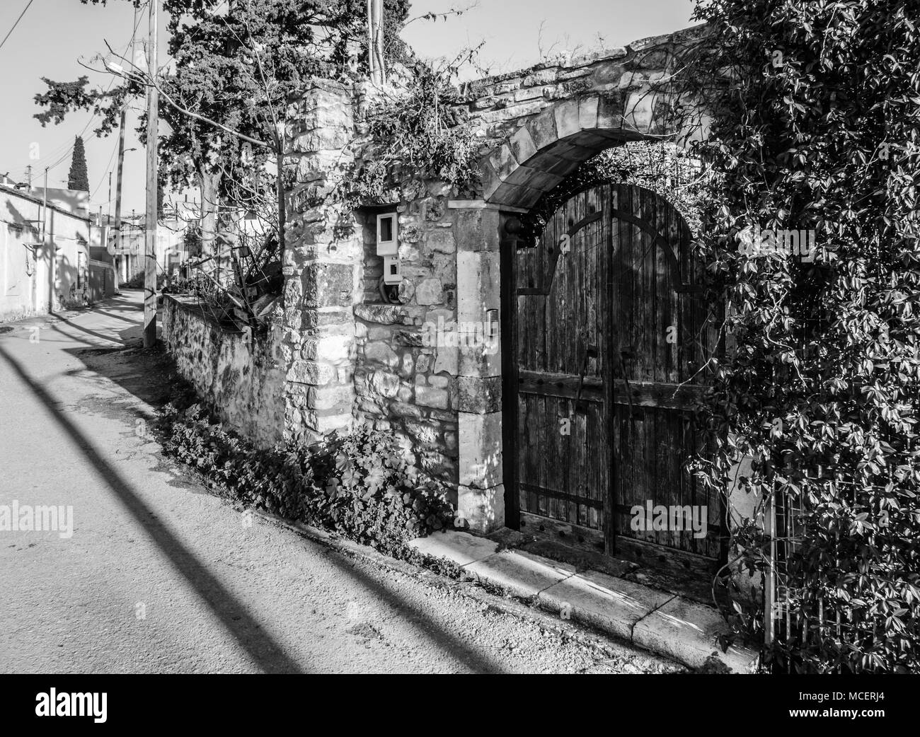 Vista di una chiusura della porta di legno in un vicolo, Grecia Foto Stock
