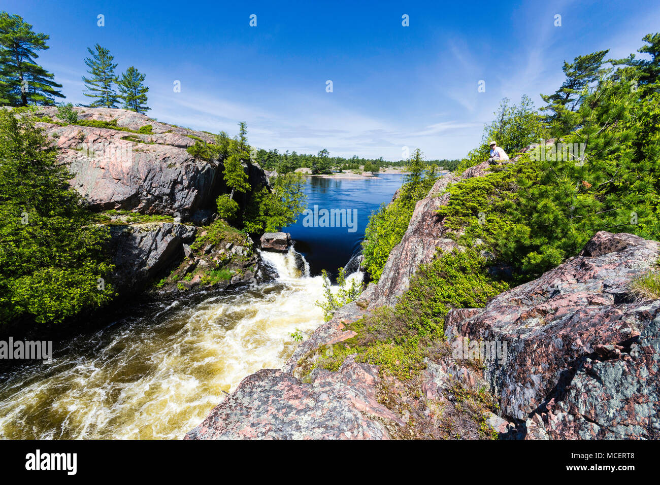 Acqua correre attraverso Devil's porta in durante la primavera run off a Bad Fiume Fiume francese Foto Stock