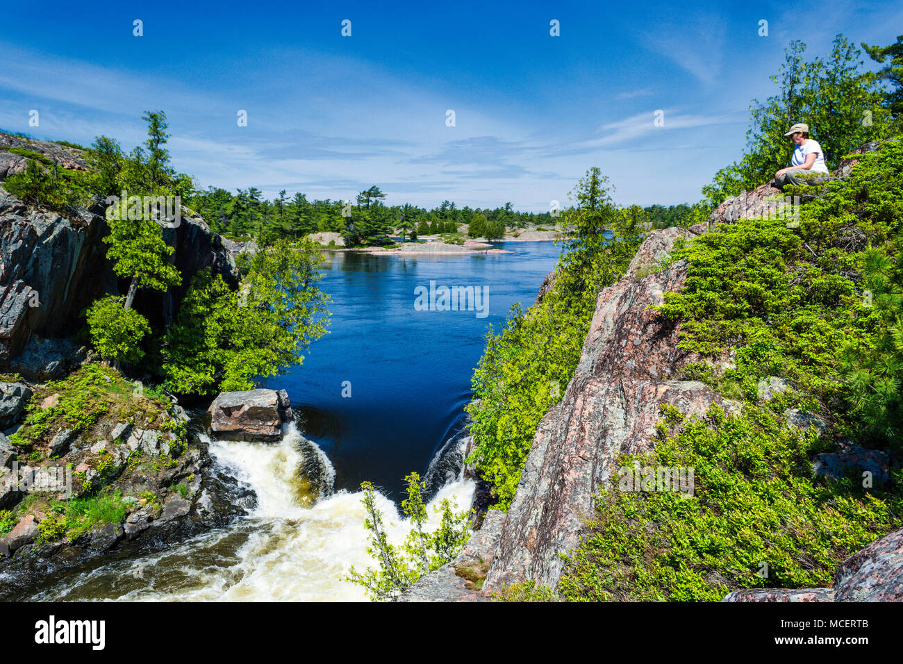 Acqua correre attraverso Devil's porta in durante la primavera run off a Bad Fiume Fiume francese Foto Stock