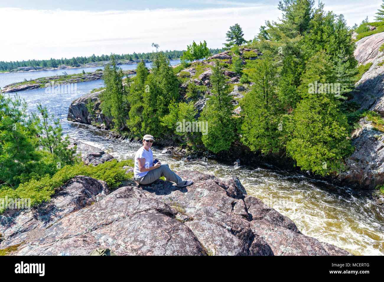 Acqua correre attraverso Devil's porta in durante la primavera run off a Bad Fiume Fiume francese Foto Stock