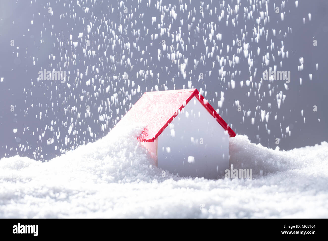 Close-up di neve che cade in casa con il Tetto Rosso in inverno Foto stock  - Alamy