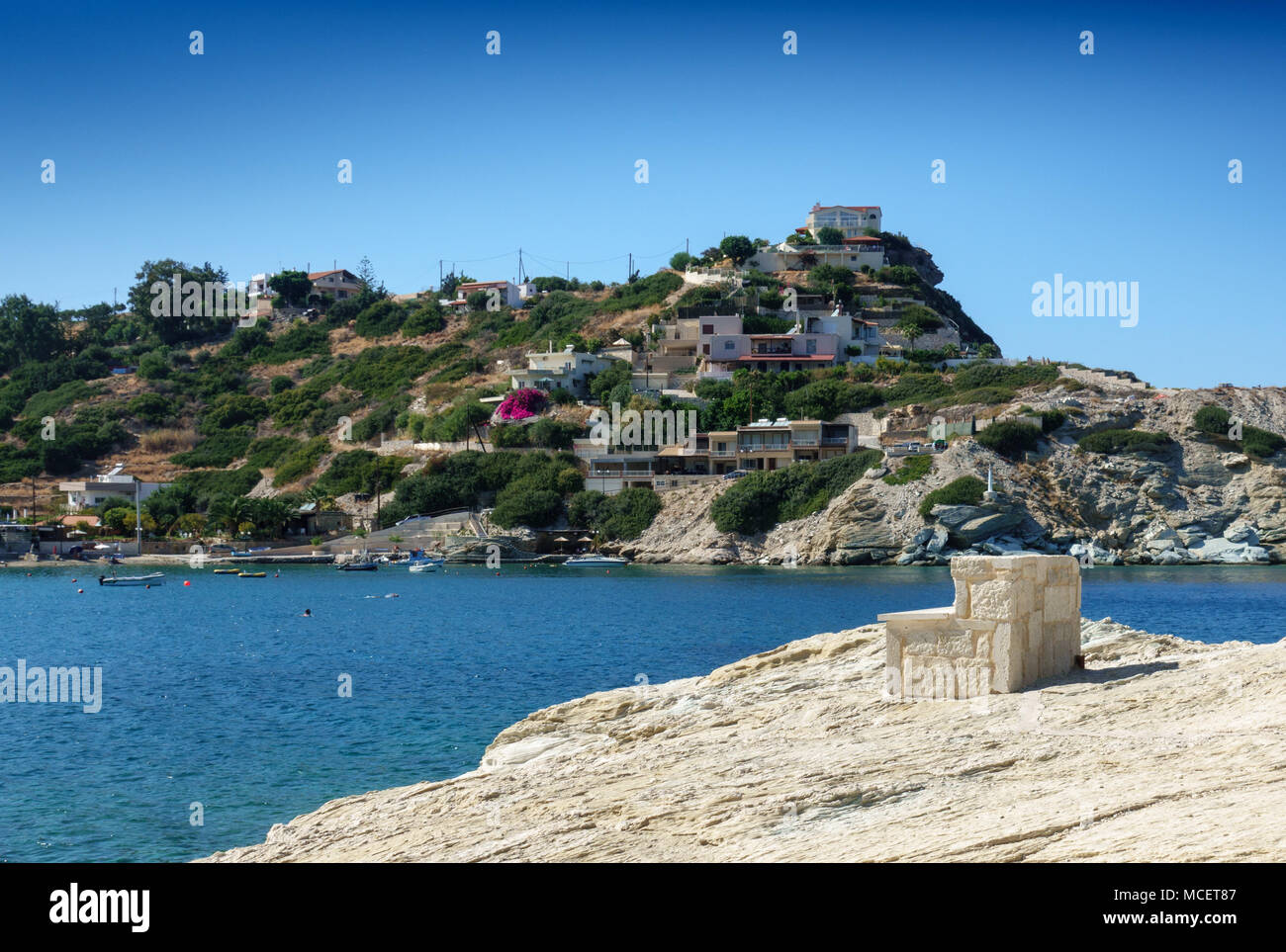 Vista delle case costiere sulla collina, Heraklion, Grecia Foto Stock