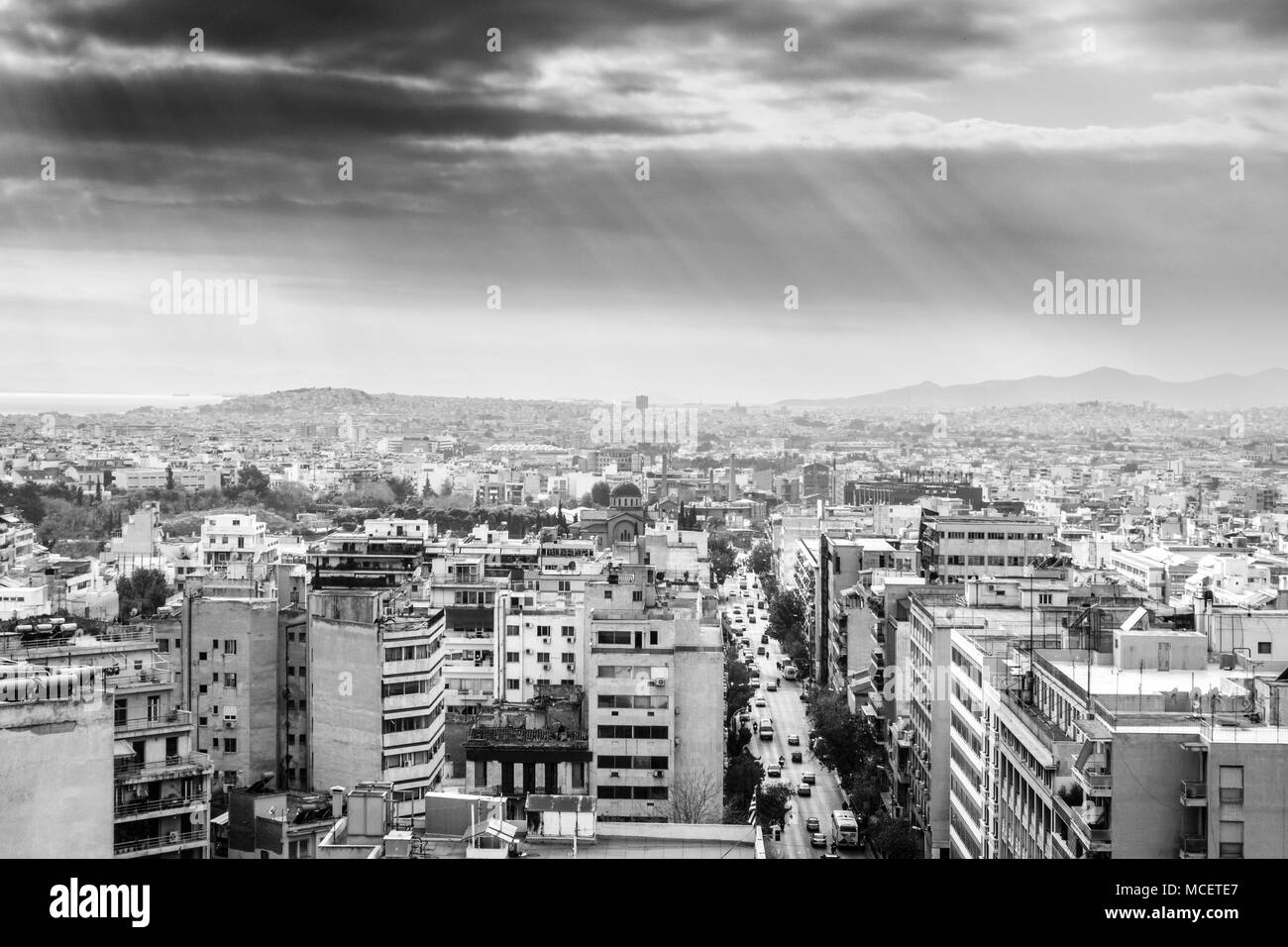 Gli edifici della città e del traffico stradale, Atene, Grecia Foto Stock