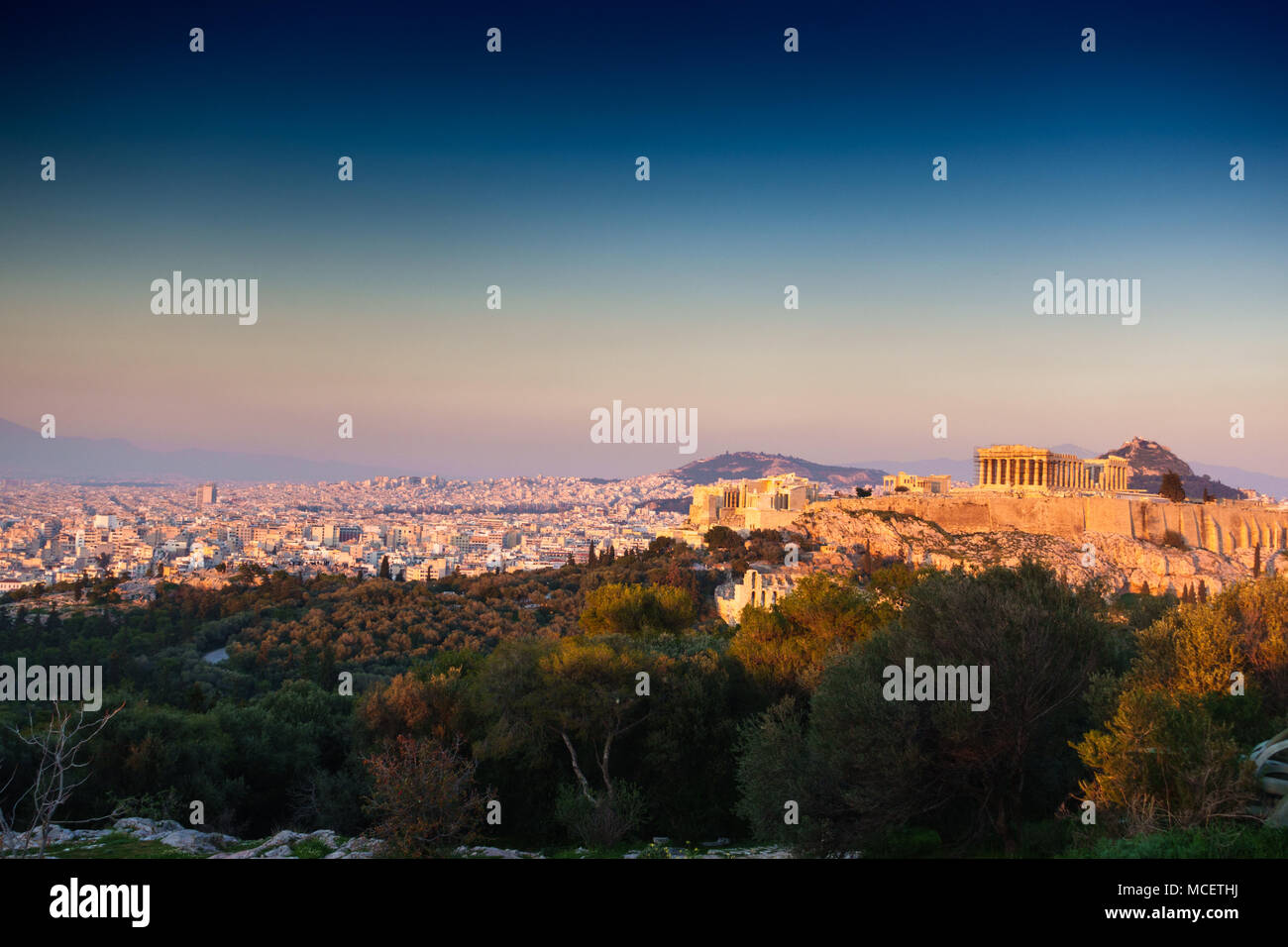 Acropoli di Atene - circondato da vegetazione lussureggiante, Grecia Foto Stock