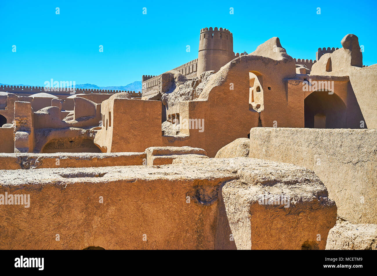 Visitate la storica Rayen cittadella e camminare nei suoi antichi quartieri di adobe con case distrutte, workshop, stalle e magazzini, l'Iran. Foto Stock