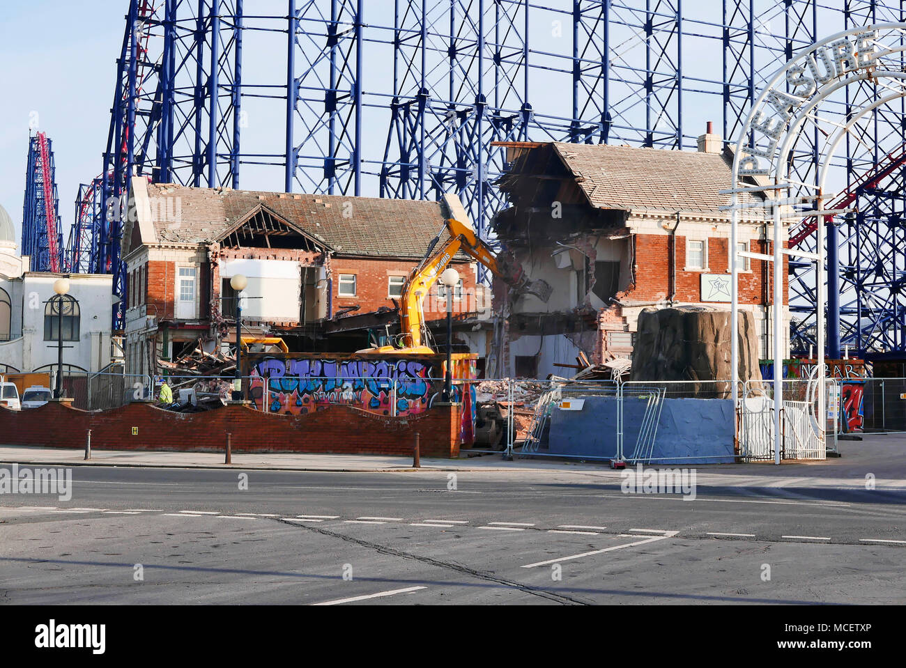 La stella pub di fronte a Blackpool Pleasure Beach essendo demolito Foto Stock