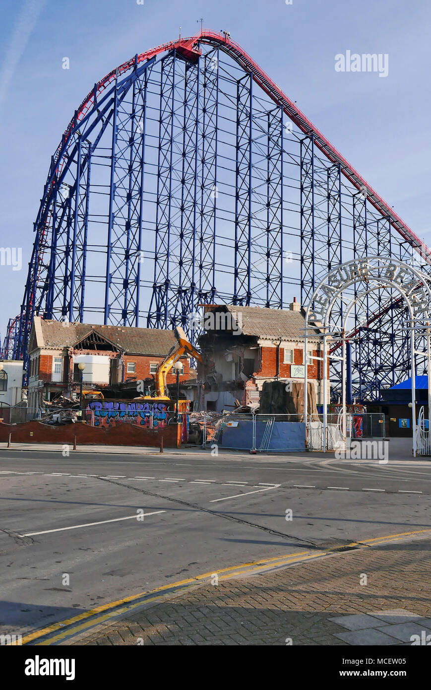 La stella pub di fronte a Blackpool Pleasure Beach essendo demolito Foto Stock