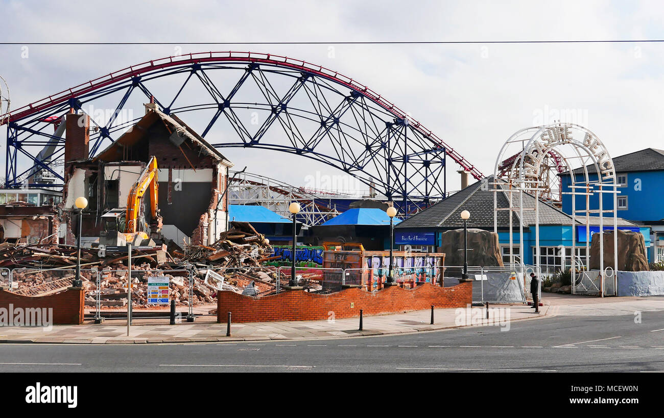 La stella pub di fronte a Blackpool Pleasure Beach essendo demolito Foto Stock