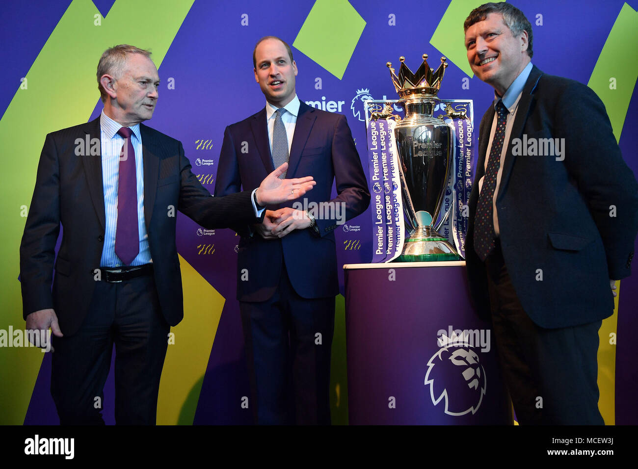 Il Duca di Cambridge (centro) in piedi accanto alla Premier League inglese football trofeo presso un benvenuto alla reception del Regno Unito per il giorno di apertura dei capi di governo del Commonwealth riuniti (CHOGM) presso la Queen Elizabeth II Conference Centre di Londra. Foto Stock