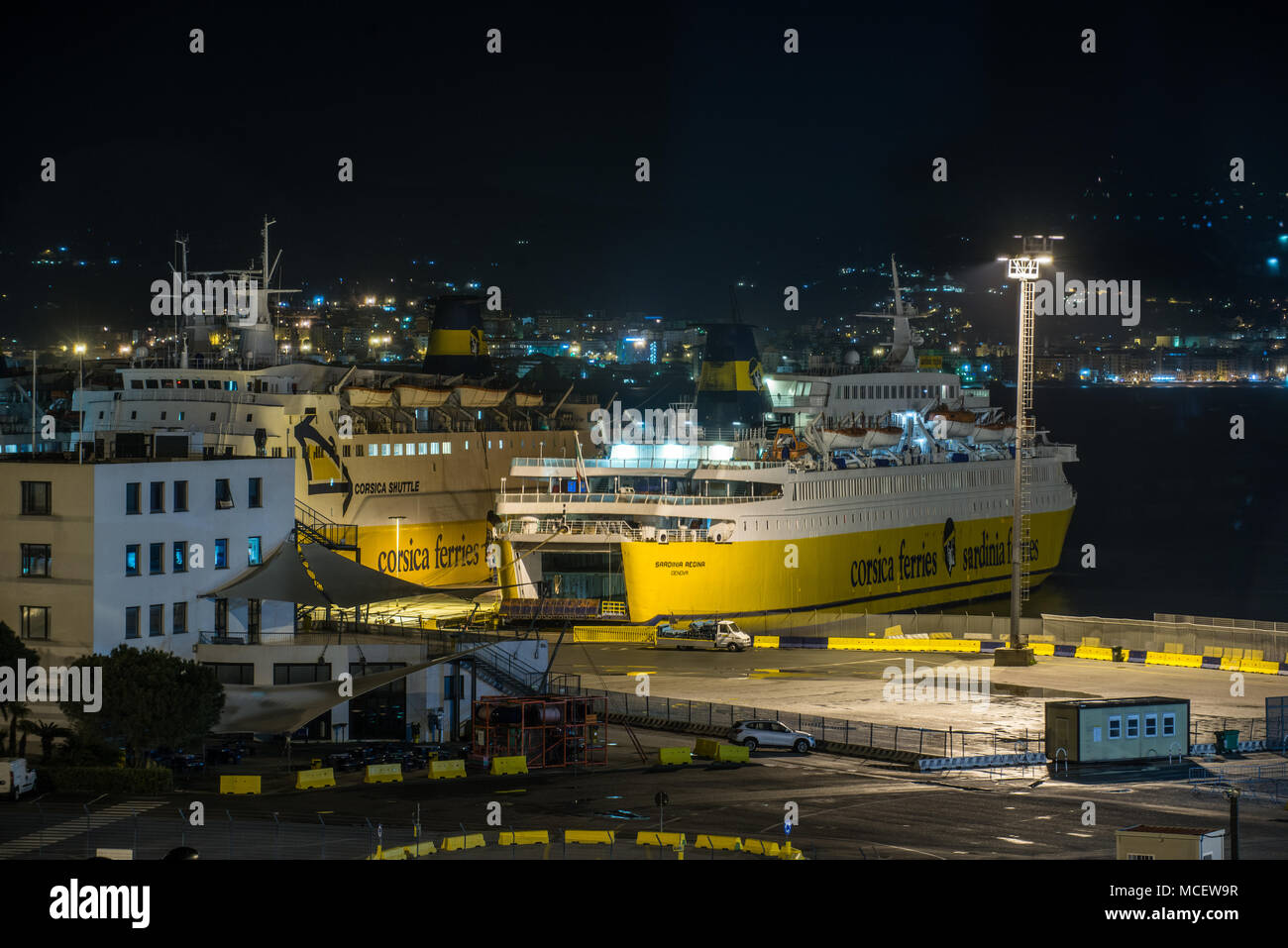 Corsica Ferries a Vado Ligure di notte Foto Stock