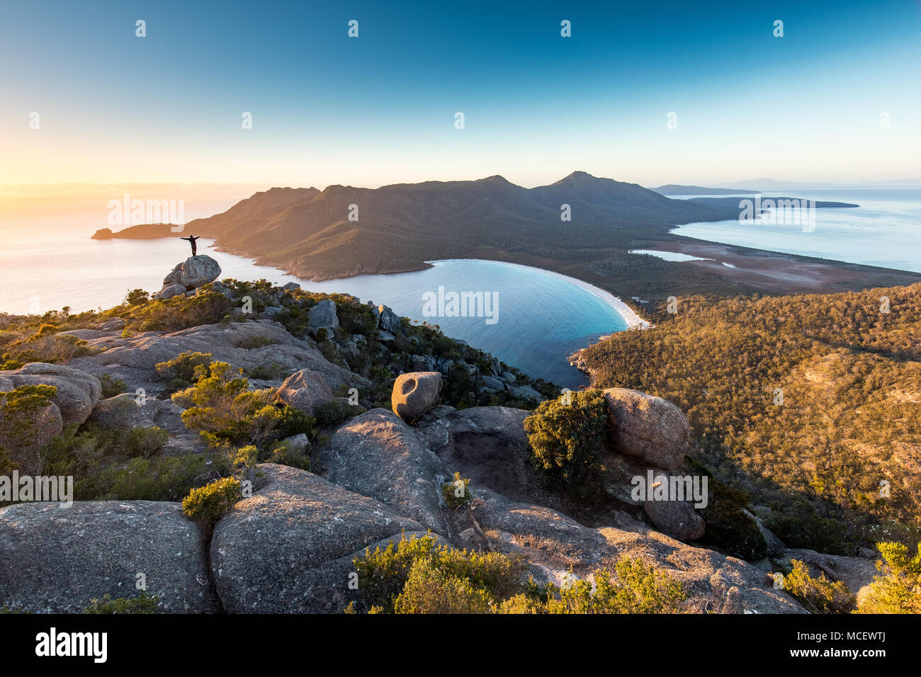 Sunrise da mt. Amos sopra il bello winglass bay e il Parco Nazionale di Freycinet. Foto Stock